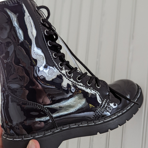 T.U.K. NIB Black Vegan Patent 10 Eye Boots sz 6, 6.5, or small 7 - Picture 3 of 5